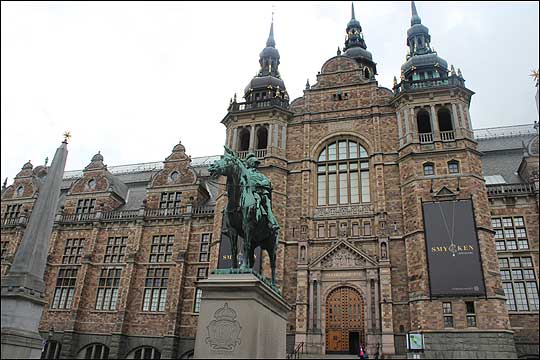 북유럽다운 거대한 건척물로 지어진 북방민족박물과. 그 앞을 당당화게 버티고 서 있는 것이 사실상 스웨덴 건국의 아버지로 불리는 구스타프 1세 바사왕의 기마상이다. ⓒ이석원