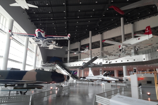제주우주항공박물관 1층에 전시된 항공기들. ⓒ데일리안