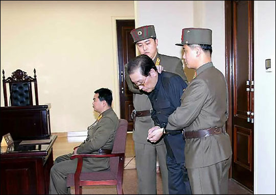 장성택이 지난 12월 12일 특별군사재판을 받기위해 국가안전보위부 재판장으로 끌려들어오고 있다. 북한이 공개한 사진이다.ⓒ연합뉴스
