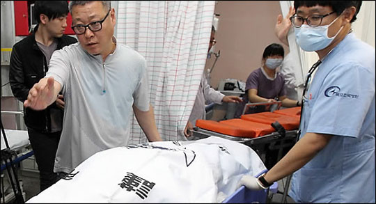 사망자인 단원고 박성빈 양의 신원이 확인됐다. 사진은 안산 고대병원으로 옮겨지고 있는 시신 ⓒ연합뉴스