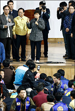 박근혜 대통령이 17일 오후 침몰한 여객선 세월호의 실종자 가족들이 머물고 있는 진도 실내체육관에 방문해 가족들과 대화를 하고 있다. ⓒ데일리안