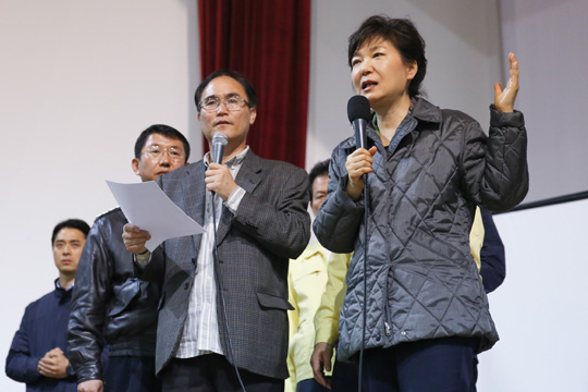 박근혜 대통령이 지난 17일 진도실내체육관을 방문한 자리에서 세월호 실종자 가족들의 질문에 답변을 하고 있다.ⓒ청와대