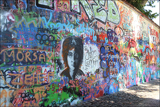 존 레논 벽은, 그가 유명한 평화주의자였던 것과 무관하지 않다. 그래서 세계 각국에서 온 여행자들은 이 벽에 각각 자기 나라의 정치적 사회적 상황에 대한 메시지 남기기를 즐긴다. 이 벽에서 우리말로 된 한국의 이야기를 찾아보는 것도 어렵지 않다. ⓒ이석원