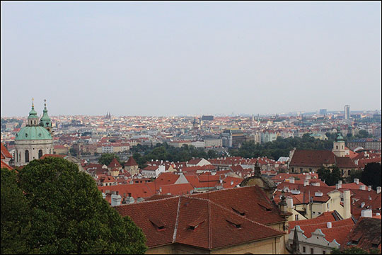 프라하성에서 내려다본 프라하 시내 전경. 선명한 붉은 지붕들의 책채감은 유럽 도시들 중에서도 최고의 풍경으로 꼽힌다. ⓒ이석원