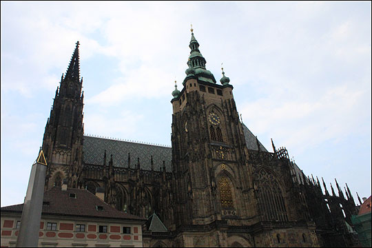첨탑의최고 높이 124m, 성당의 총 길이도 124m, 너비는 60m에 이르는 체코 건축예술의 백미인 성 비투스 성당. 바라만 보는 것으로도 압도당하는 느낌이 강하지만, 성 비투스 성당은 '프라하의 보석'으로 불린다. ⓒ이석원