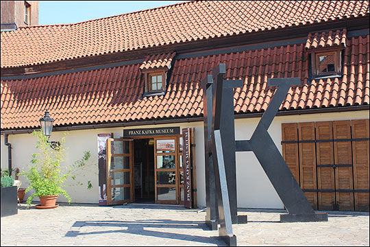 체코가 낳은 천재적인 작가인 카프카를 속속들이 들여다 볼 수 있는 카프카 박물관. 불타바강변에 위치한 이 박물관은 인생 자체가 혹독한 번민의 연속이었던 작가의 삶을 보여주듯 다소 소박한 느낌마저 든다. ⓒ이석원
