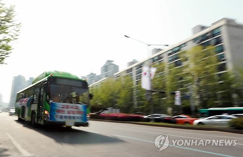 지난달 19일 발생한 '의문의 질주' 버스 사고 차량에서 회수된 6개 주요 부품을 장착한 실험용 버스가 18일 오후 서울 송파구청 앞 도로를 달리고 있다./사진출처 연합뉴스 