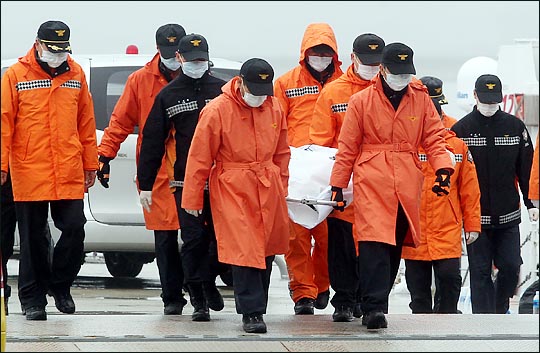 여객선 '세월호'가 침몰한지 48시간을 넘긴 18일 오후 전남 진도군 팽목항으로 침몰현장에서 수습된 희생자들의 시신이 운구되고 있다.  ⓒ데일리안 박항구 기자