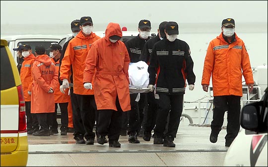 20일 해군은 지난 16일 대조영함에서 화물승강기 작업을 하다 머리를 다쳐 의식 불명된 승조원 윤모 병장(21)이 지난 19일 숨졌다고 밝혔다.(자료사진) ⓒ데일리안 박항구 기자