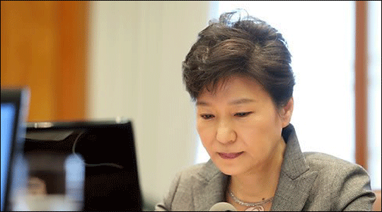 박근혜 대통령이 21일 오전 청와대에서 열린 수석비서관회의에서 발언을 마친 뒤 무거운 표정으로 자료를 보고 있다. ⓒ연합뉴스 