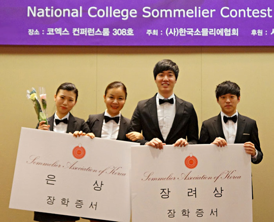 사진은 이번 대회에 참가한 학생들의 기념촬영 모습. 사진 맨 좌측이 이번번대회에서 은상을 차지한 김혜현 학생. ⓒ서울현대전문학교