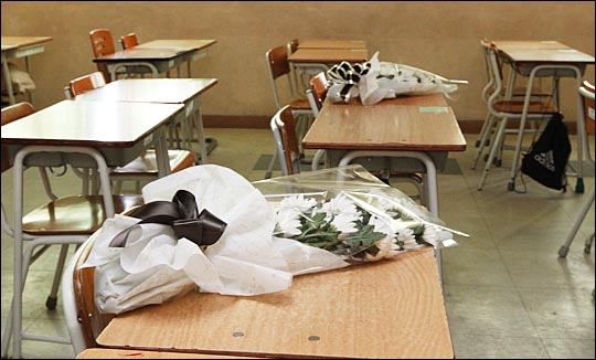 세월호 침몰사고 7일째인 22일 오후 경기도 안산시 단원구 단원고등학교 2학년 교실 책상에 희생 학생들을 추모하는 흰 국화꽃이 놓여져있다. ⓒ데일리안