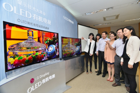 LG디스플레이가 지난 22일 중국 광저우 공장에서 진행한 OLED TV 체험행사.ⓒLG디스플레이