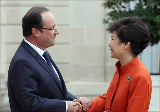 프랑스 올랑드 대통령을 비롯한 전 세계 78개국 정상들과 9개 국제기구로부터 세월호 침몰사고를 위로하는 전문이 왔다. 사진은 지난 해 11월 프랑스 파리에서 박근혜 대통령과 올랑드 대통령이 만나는 모습 ⓒ연합뉴스