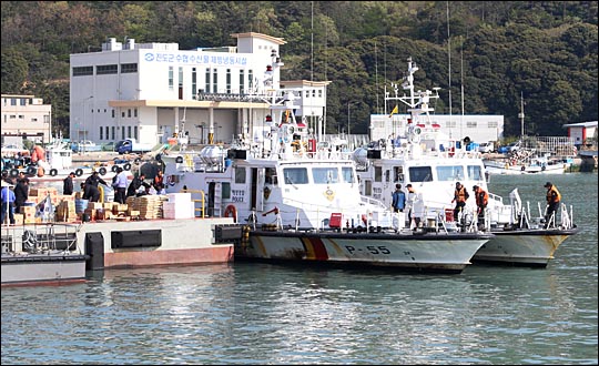 세월호 침몰사고 8일째인 23일 오후 전남 진도군 서망항에서 해양경찰들이 구호물품을 나르고 있다. ⓒ데일리안 홍효식 기자