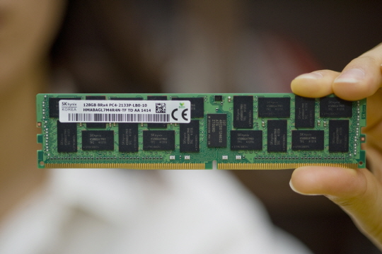 SK하이닉스가 세계최초로 개발한 128GB DDR4 모듈.ⓒSK하이닉스 