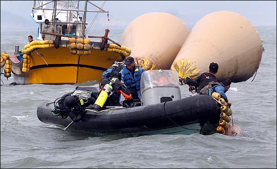 '세월호' 침몰 현장인 전남 진도군 관매도 앞 바다. 민간 어선인 머구리배와 민간 잠수사들이 투입된 가운데 민관군 합동 구조작업이 진행되고 있다. ⓒ데일리안 박항구 기자