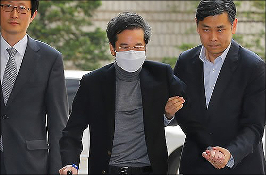 이재현 CJ그룹 회장이 24일 오후 항소심 첫 공판을 위해 서초구 서울고등법원으로 들어서고 있다. ⓒ 연합뉴스