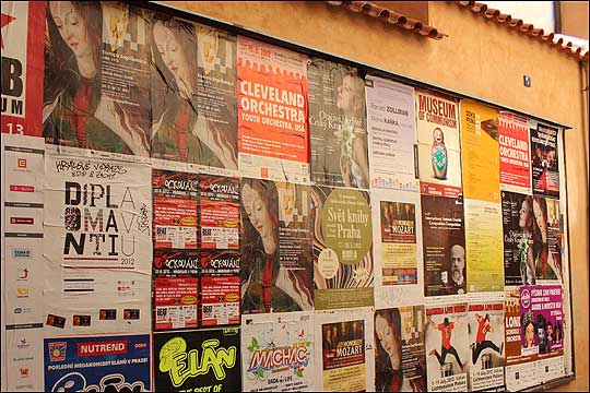 대표적인 공연장인 스메타나홀 외에도 크고 작은 공연장에서 열리는 연주회와 연극 등을 알리는 포스터는 프라하 시내를 장식하는 또 다른 멋이다. ⓒ이석원