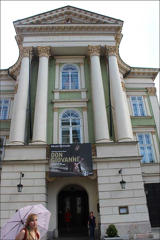 오페라 전용극장인 스타보브스케 극장. 1787년 10월 29일 모차르트의 오페라 '돈 조반니'가 초연된 곳으로, 그 이후에도 연중 '돈 조반니' 공연이 계속 이어지고 있어 일명 '돈 조반니 극장'이라고 불릴 정도다. ⓒ이석원