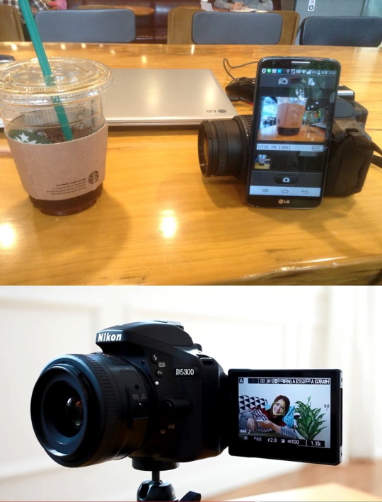 D5300과 스마트폰을 와이파이(Wi-Fi)로 연결해 스마트폰을 통해 카메라를 조작하는 모습(위쪽)과 이를 이용해 원거리에서 셀카를 촬영하는 장면.ⓒ니콘이미징코리아