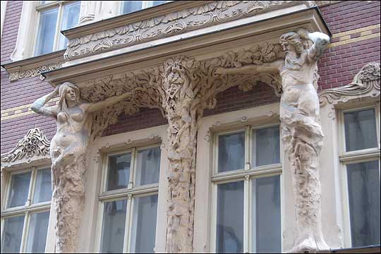 아르누보 양식 건물에서 가장 신경 써 치장한 것은 창문틀의 조각이다. 아름다운 조각들은 주로 그리스 신화에서 차용한 것들이 가장 많다. ⓒ이석원