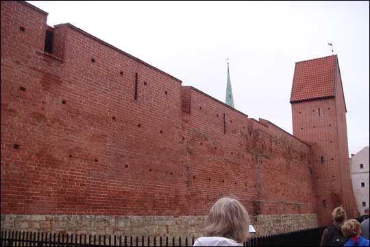 리가는 원래 성벽 도시다. 하지만 숱한 전쟁을 통해 성벽들은 거의 다 파괴됐다. 지금은 국립 전쟁박물관에서 스웨덴 문으로 이어진 구간에만 일부가 복원돼 있다. 리가 시민들은 크로아티아의 성벽이 완벽힌 복원된 것에 고무돼 과거의 성벽을 복원하려는 움직임을 보이고 있다. ⓒ이석원