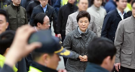 박근혜 대통령이 세월호 침몰 사고 19일째인 4일 전남 진도군 임회면 팽목항에서 실종자 가족과 면담을 하기 위해 이동하고 있다.ⓒ연합뉴스