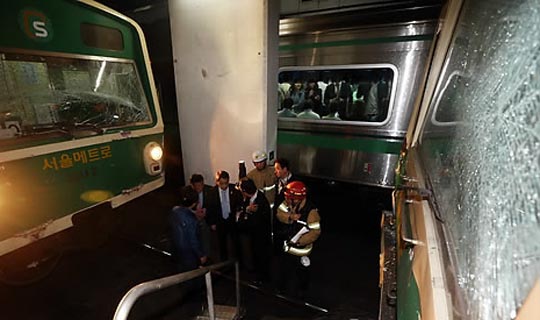사진은 지난 2일 오후 서울메트로 2호선 상왕십리역에서 잠실 방향으로 가는 열차가 추돌하는 사고가 발생, 사고 열차의 유리창이 깨져있다.ⓒ연합뉴스