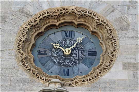 마치 프랑스 파리 노틀담 성당의 장미 스테인드글라스를 닮은 성 슈테판 대성당의 스테인드글라스는 시계의 기능을 겸하고 있어 더욱 인상적이다. ⓒ이석원