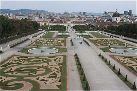 벨베데레 궁전의 정원. 상궁과 하궁의 경계를 이루기도 한다. 오스트리아 합스부르크 왕조는 이곳에서 1918년 왕조의 종말을 선언했다. ⓒ이석원