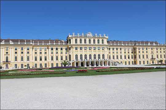 쇤부룬 궁전은 프랑스 부르봉 왕가보다 검소한 성격을 지닌 합스부르크 왕가의 정서가 그대로 담겨있다. 방의 갯수만도 1441개 이르는 엄청난 규모지만 루이 14세의 베르사유 궁전에 비하면 그 규모는 훨씬 작다. ⓒ이석원