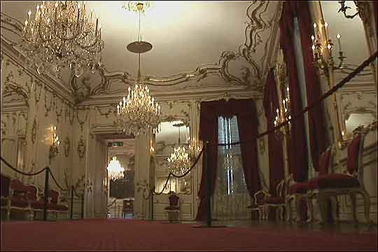쇤부른 궁전에서도 마리아 테레지아가 가장 사랑하던 공간인 거울의 방. 이 방도 처음 건축 당시 크고 화려하게 설계 됐지만 레오폴드 1세는 설계 도면을 대폭 축소해 방을 만들게 했다. ⓒ이석원