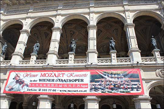 개관 공연으로 모차르트의 '돈 조반니'를 올린 이후 오페라극장에서는 다양한 작품을 공연하지만 그래도 '피가로의 결혼', '마술피리' '코지 판 투테' 등 모차르트의 작품이 가장 많이 공연된다. ⓒ이석원