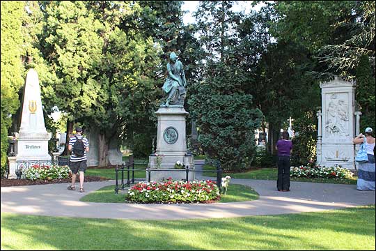가운데 여인의 동상이 모차르트의 기념비다. 중앙묘지서 모차르트의 기념비를 찾는 가장 손쉬운 방법은 꽃이 가장 많은 묘지를 찾는 것이라고 한다. 모차르트 기념비 뒤 왼쪽이 베토벤의 묘지고, 오른쪽이 슈베르트의 묘지다. ⓒ이석원