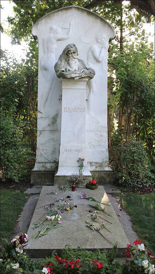 낭만주의 시대 음악가이면서도 베토벤의 음악을 가장 많이 닮았다는 평을 듣는 요하네스 브람스의 묘지. 독일 함부르크 출신인 브람스는 자신의 스승인 슈만의 부인 클라라를 평생 가슴에 품고 산 것으로 유명하다. 29살부터 빈에서 살다가 평생의 외사랑 클라라가 사망한 다음 해인 1897년 빈에서 죽음을 맞았다. ⓒ이석원
