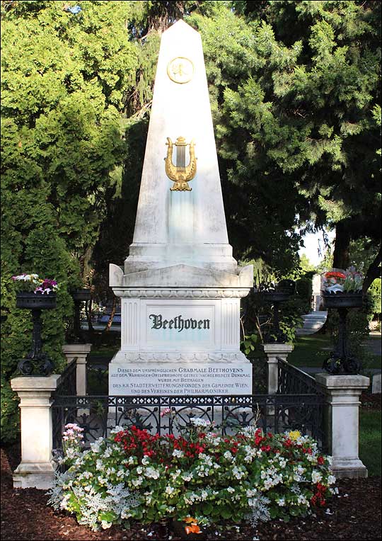 시립 중앙묘지에 있는 베토벤의 묘지. 1826년 도나우강변 그나이크센도르프에 있는 동생 요한의 집에 갔다가 제수씨와 심하게 다툰 후 큰 상심을 얻어 추운 겨울 무리하게 빈으로 돌아오다가 병을 얻은 베토벤은 시름시름 앓다가 이듬해 3월 26일 외롭게 생을 마감한다. 하지만 그의 죽음은 빈 시민들에게 큰 슬픔이었고, 그래서 그의 죽음을 배웅하기 위해 장례식에 나선 사람이 무려 2먄명에 달했다. ⓒ이석원