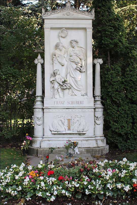 중앙묘지에 있는 슈베르트의 묘지. 그는 빈에서 워낙 유명하고 존경받는 베토벤에 가려서 죽는 날까지 빛을 보지 못했다. 하지만 그가 남긴 예술 가곡은 이후 가장 위대한 음악으로 사람들에게 기억되고 있다. ⓒ이석원