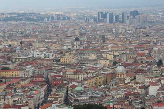 나폴리에는 기원전의 시간과 고대를 거쳐 중세를 통과해 근세를 지난 현재의 시간이 공존한다. 멀리 중앙역 부근 높은 빌딩들의 무리는 나폴리가 현재도 성장을 계속하고 있는 도시임을 보여준다. 그래서 이탈리아 사람들은 "나폴리를 보고 죽어라"고 말하는 지도 모른다. ⓒ이석원