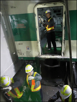 서울메트로 2호선 상왕십리역에서 2일 오후 발생해 승객 등 243명이 부상을 당한 지하철 추돌사고의 원인은 신호기의 고장으로 인해 열차 자동정지장치(ATS)가 작동하지 않았기 때문인 것으로 드러났다. ⓒ연합뉴스 