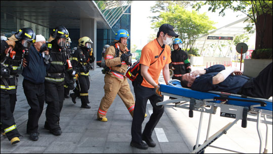 포스코건설은 29일 인천 송도 사옥에서 근무직원 전원이 참가한 가운데 재난대응 훈련을 실시했다.ⓒ포스코건설