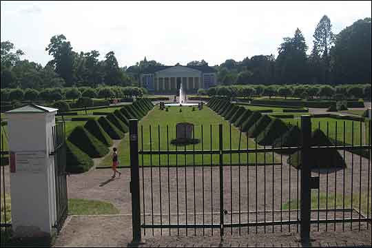 린네 공원은 유럽에서도 가장 잘 정돈되고 표본이 많기로 유명한 식물원이기도 한다. 멀리 보이는 건물은 린네 박물관이다. ⓒ이석원