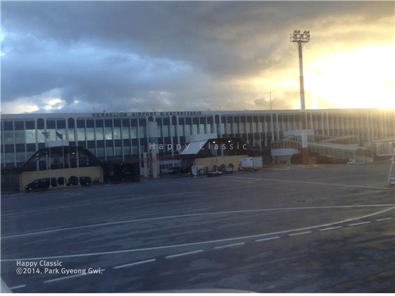 갑자기 몰려온 먹구름 사이를 뚫고 오후의 햇살이 쏟아지는 크레타 섬의 니코스 카잔차키스 공항이다. ⓒ박경귀 