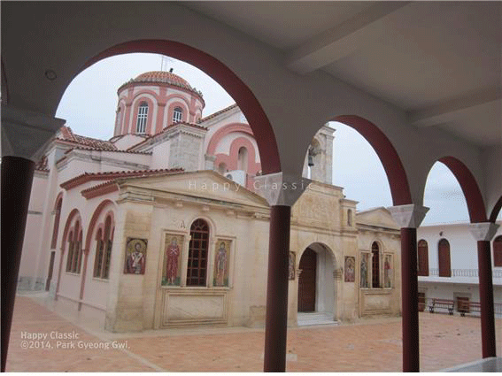 칼리비아니 수도원, 이른 아침이어서인지 문이 굳게 닫혀 있었다. 회랑에서 바라본본당의 모습 ⓒ 박경귀 