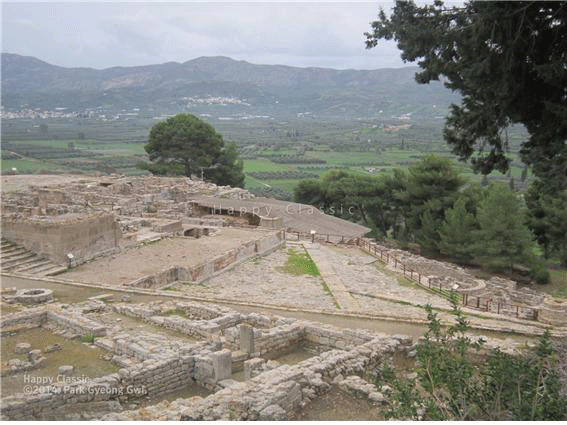 페이스토스 왕궁 유적의 남쪽 측면이다. 3000여년 가까운 세월에 건물의 대부분이 유실되고 주춧돌만 남았다. 우물, 계단, 저장 창고의 잔해는 알아볼 수 있을 정도로 남아있다. ⓒ박경귀 