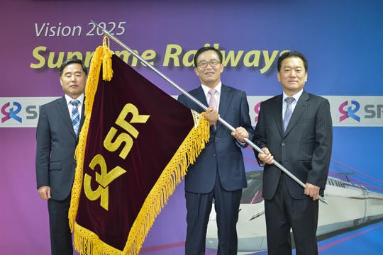 김복환 ㈜SR 사장(가운데)과 박영광 영업본부장(오른쪽), 봉만길 기술안전본부장(왼쪽)이 11일 회사를 상징하는 깃발인 사기를 함께 들고 있다.ⓒSR