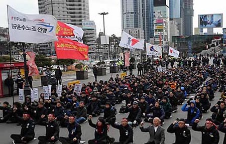 코레일이 사무영업 직렬 인사교류를 23일자로 시행하기로 해 노조와의 마찰이 예상되고 있다. 사진은 지난 3월 6일 서울역 앞에서 열린 '철도노동자 결의대회'ⓒ연합뉴스