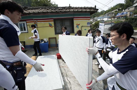19일 대림산업 임직원들이 서울 서대문구 세검정로에 위치한 개미마을에서 희망의 집고치기 활동을 하고 있다. ⓒ대림산업