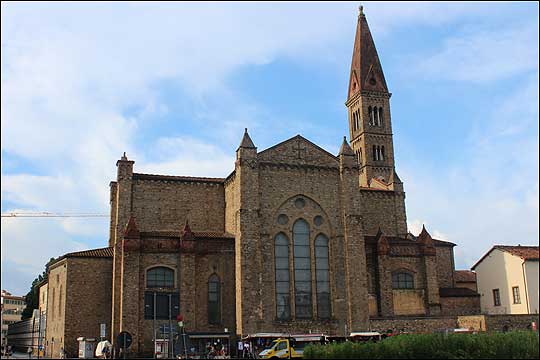 산타 마리아 노벨라 성당의 뒷부분. 파사드가 전형적인 르네상스 양식으로 디자인 됐다면 후면부는 고딕양식으로 지어졌다. ⓒ이석원