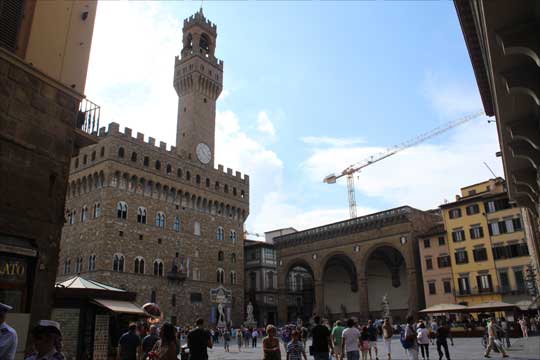 시뇨리아 광장. 왼쪽 높은 탑이 있는 건물이 베키오 궁전이다. 그 오른쪽으로 보이는 회랑에는 미켈란젤로의 애제자였던 벤베누티 첼리니의 조각작품인 '페르세우스상'등이 있다. ⓒ이석원